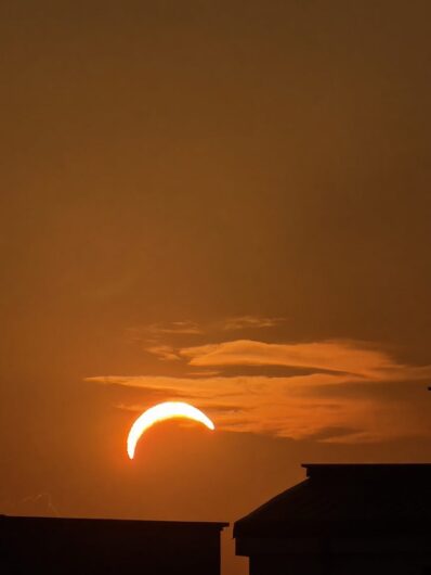 Lo spettacolo dell’eclissi di sole: le vostre foto