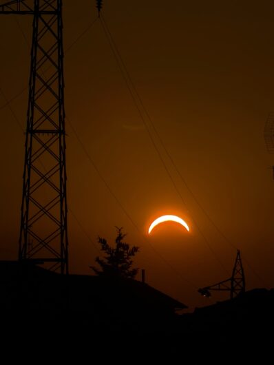 Lo spettacolo dell’eclissi di sole: le vostre foto