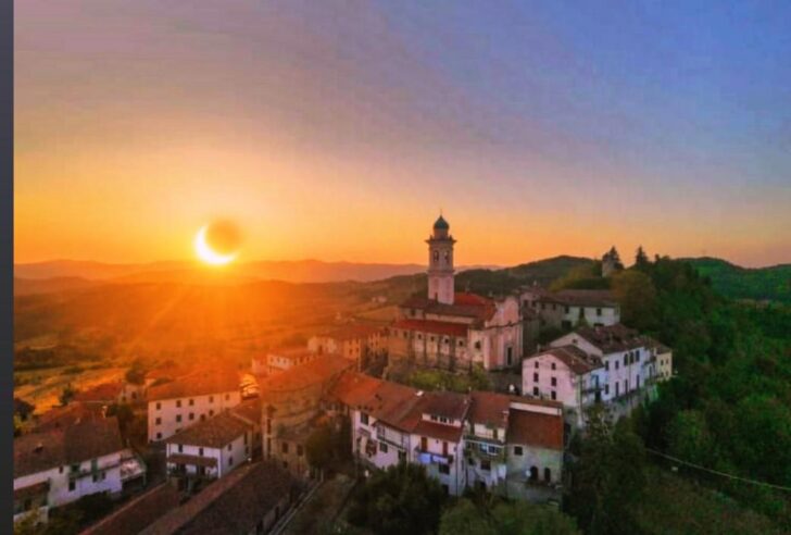 Lo spettacolo dell’eclissi di sole: le vostre foto