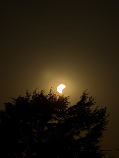 Lo spettacolo dell’eclissi di sole: le vostre foto