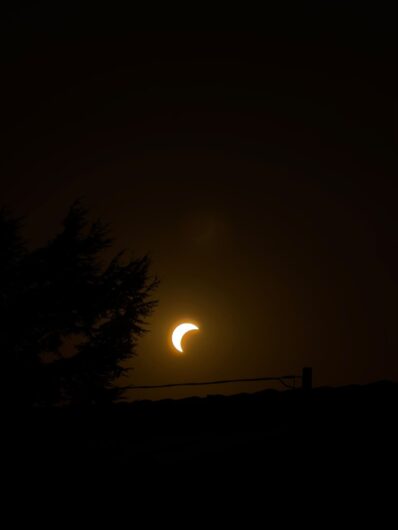 Lo spettacolo dell’eclissi di sole: le vostre foto