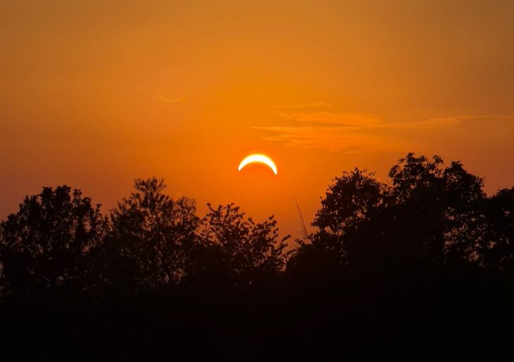 Lo spettacolo dell’eclissi di sole: le vostre foto