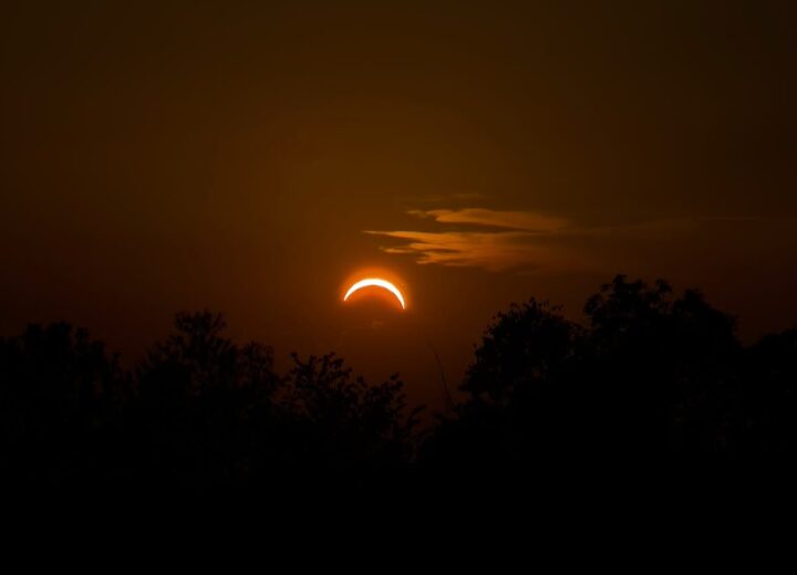 Lo spettacolo dell’eclissi di sole: le vostre foto