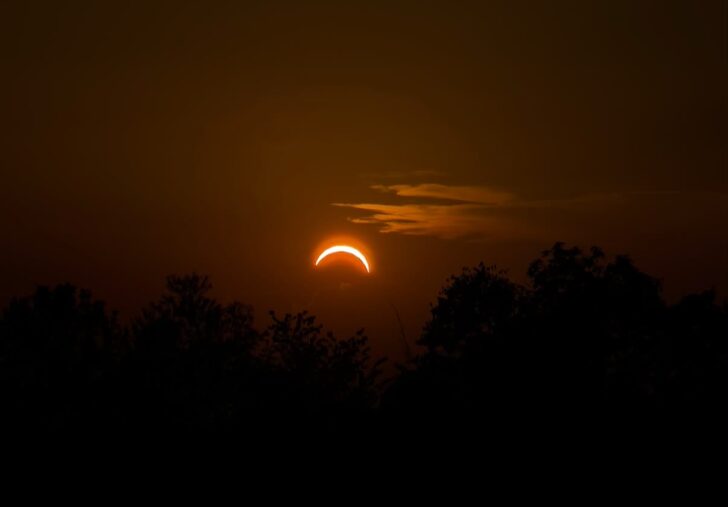 Lo spettacolo dell’eclissi di sole: le vostre foto