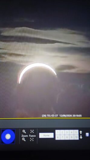 Lo spettacolo dell’eclissi di sole: le vostre foto