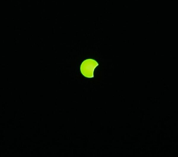 Lo spettacolo dell’eclissi di sole: le vostre foto