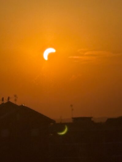 Lo spettacolo dell’eclissi di sole: le vostre foto