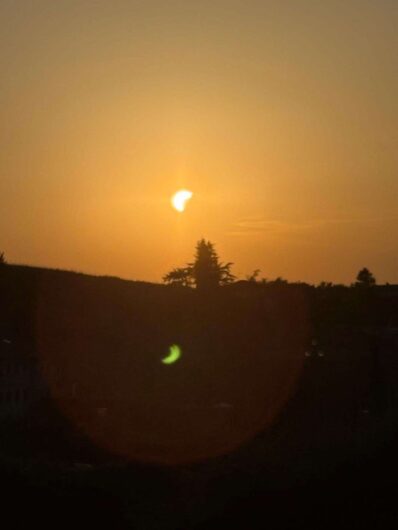 Lo spettacolo dell’eclissi di sole: le vostre foto