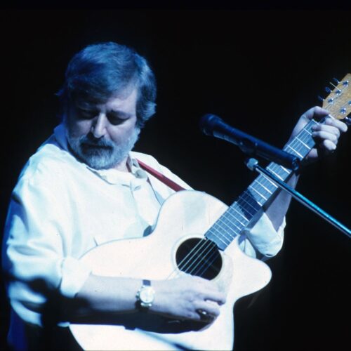 “Un compagnone sempre gentile” e “il terzo tempo con un bicchiere di vino”: Guccini e i concerti ad Alessandria