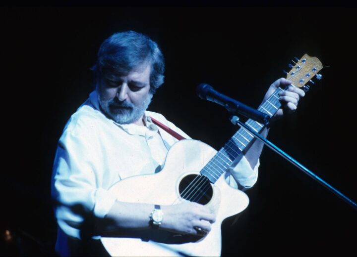 “Un compagnone sempre gentile” e “il terzo tempo con un bicchiere di vino”: Guccini e i concerti ad Alessandria