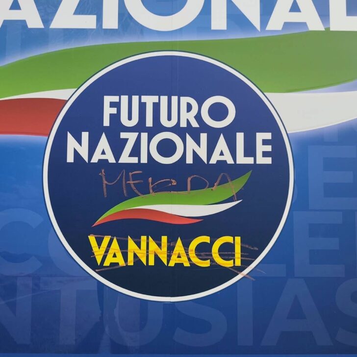 Scritta offensiva sulla sede di Futuro Nazionale a Biella, Pozzolo: “Teppisti rossi”