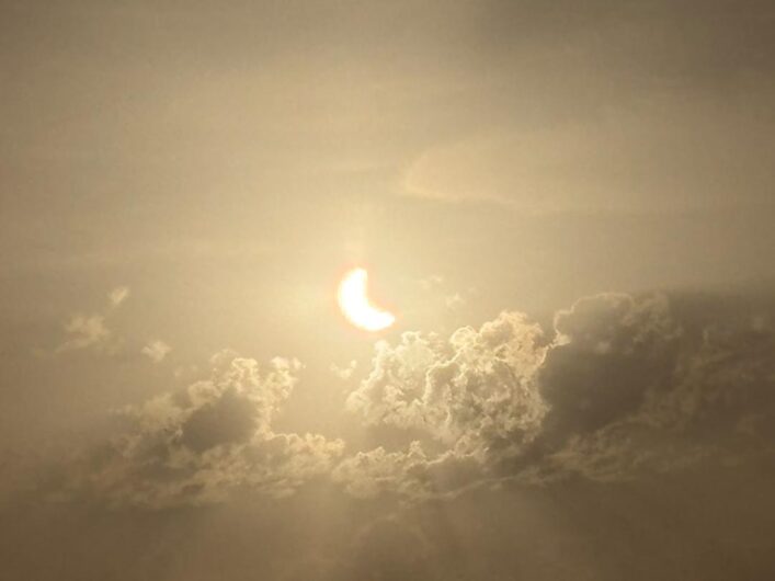 Lo spettacolo dell’eclissi di sole: le vostre foto
