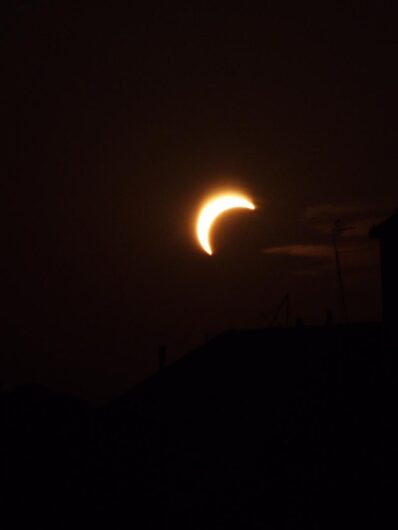 Lo spettacolo dell’eclissi di sole: le vostre foto