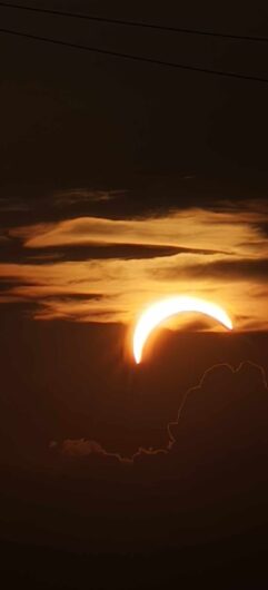 Lo spettacolo dell’eclissi di sole: le vostre foto