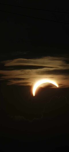 Lo spettacolo dell’eclissi di sole: le vostre foto