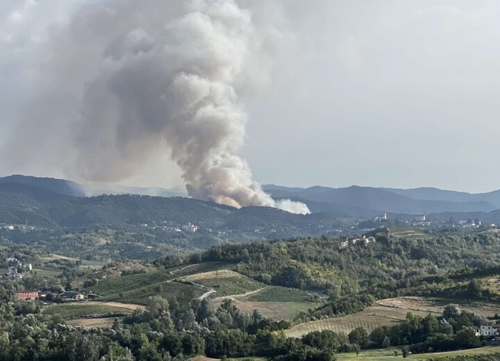 Vasto incendio a Mornese: densa colonna di fumo nell’ovadese