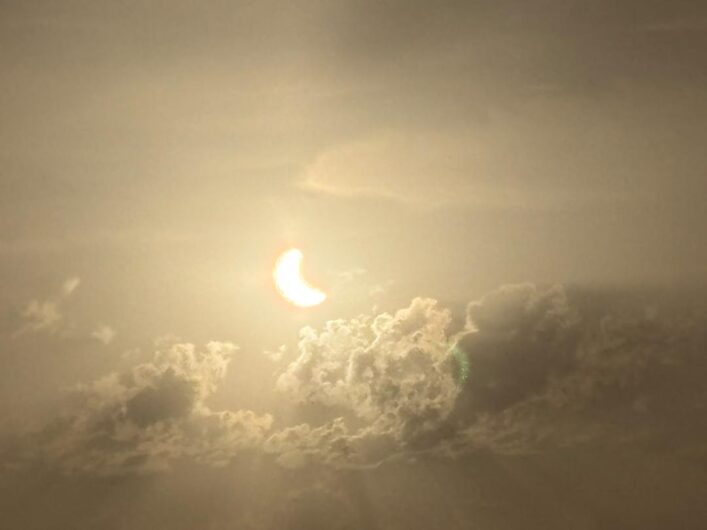 Lo spettacolo dell’eclissi di sole: le vostre foto