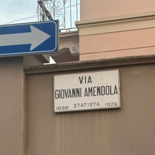 Altro errore in una targa: la data di via Amendola è sbagliata