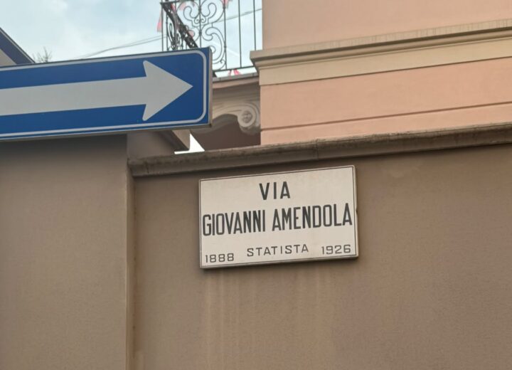 Altro errore in una targa: la data di via Amendola è sbagliata