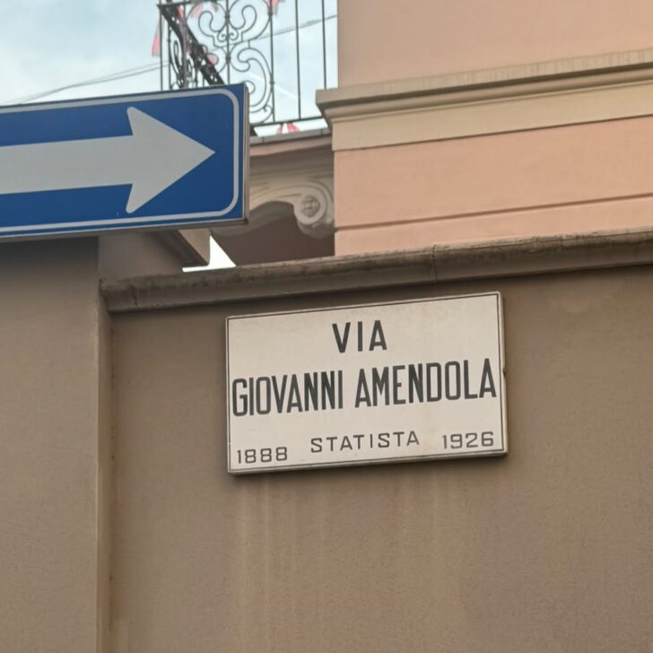 Altro errore in una targa: la data di via Amendola è sbagliata