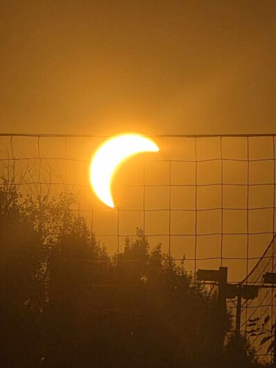 Lo spettacolo dell’eclissi di sole: le vostre foto