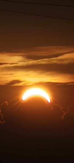 Lo spettacolo dell’eclissi di sole: le vostre foto