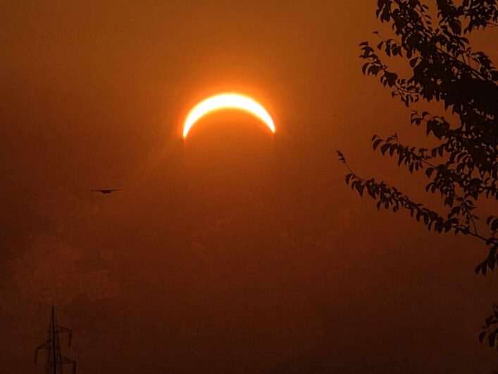 Lo spettacolo dell’eclissi di sole: le vostre foto
