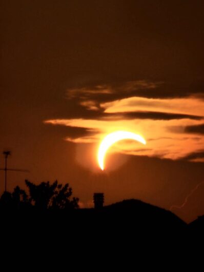 Lo spettacolo dell’eclissi di sole: le vostre foto