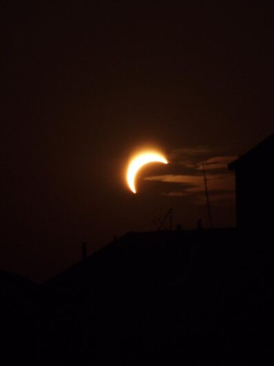 Lo spettacolo dell’eclissi di sole: le vostre foto
