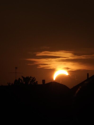 Lo spettacolo dell’eclissi di sole: le vostre foto