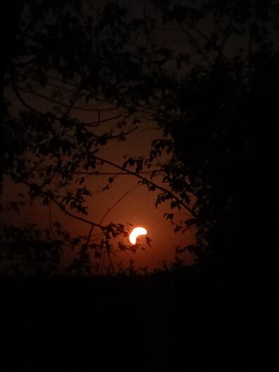 Lo spettacolo dell’eclissi di sole: le vostre foto
