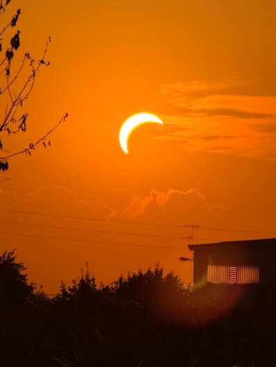 Lo spettacolo dell’eclissi di sole: le vostre foto