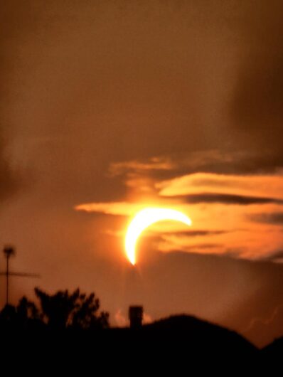 Lo spettacolo dell’eclissi di sole: le vostre foto