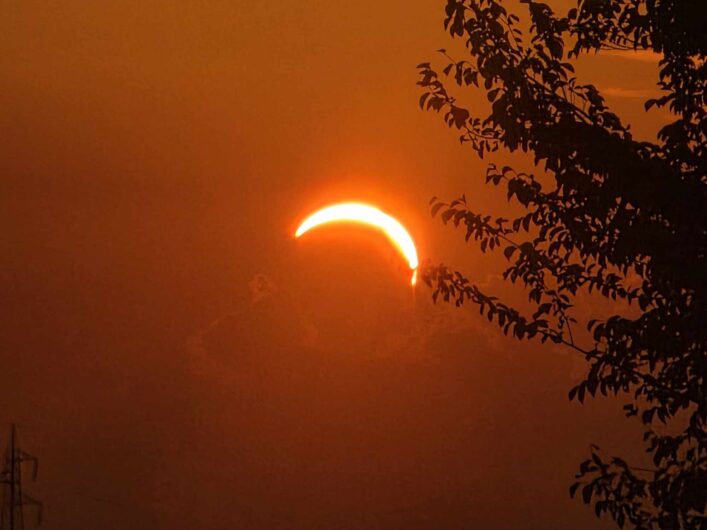 Lo spettacolo dell’eclissi di sole: le vostre foto