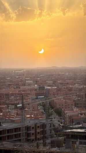 Lo spettacolo dell’eclissi di sole: le vostre foto
