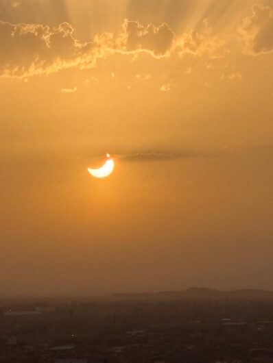 Lo spettacolo dell’eclissi di sole: le vostre foto