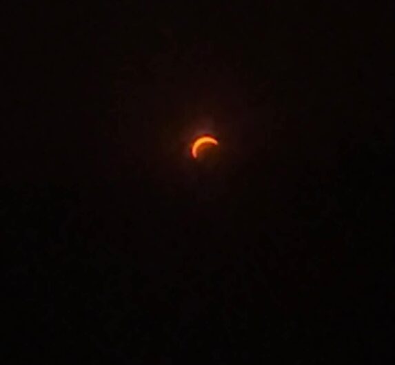Lo spettacolo dell’eclissi di sole: le vostre foto