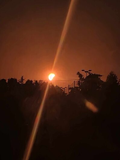 Lo spettacolo dell’eclissi di sole: le vostre foto