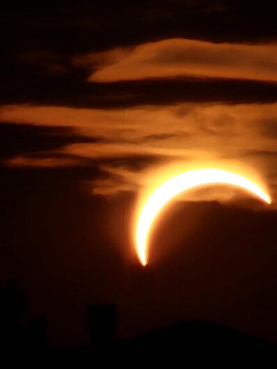 Lo spettacolo dell’eclissi di sole: le vostre foto