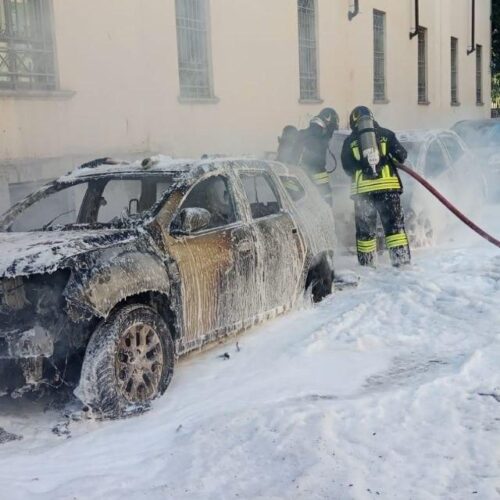 Due auto in fiamme a Voghera: l’intervento dei Vigili del Fuoco
