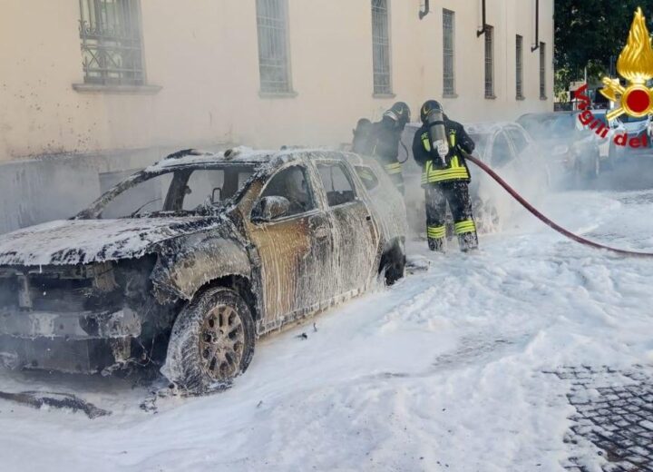 Due auto in fiamme a Voghera: l’intervento dei Vigili del Fuoco