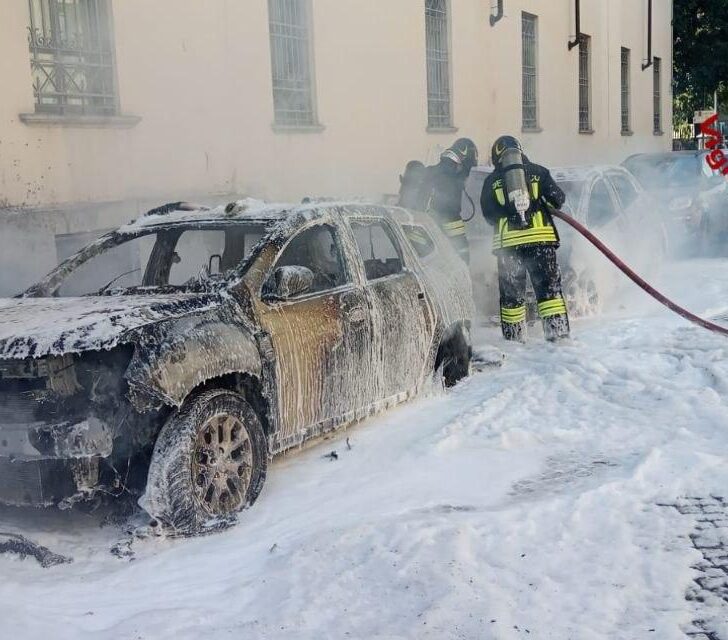 Due auto in fiamme a Voghera: l’intervento dei Vigili del Fuoco