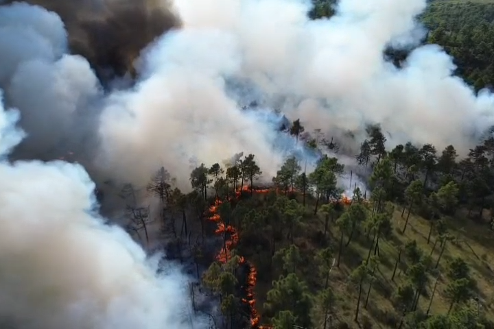Incendio di Mornese: le immagini dall’alto del rogo e degli interventi dal cielo