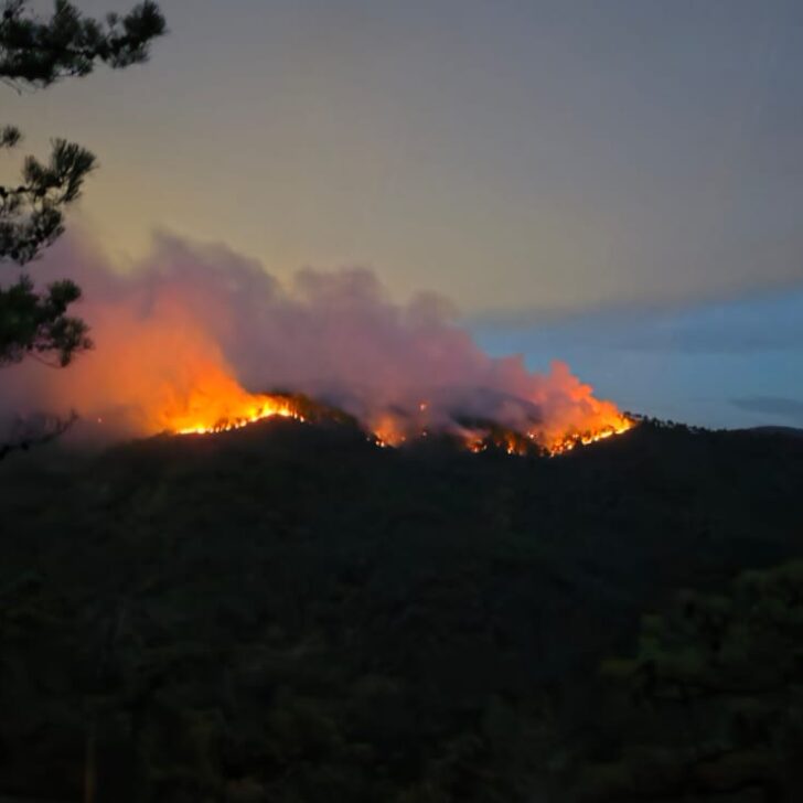 Incendio boschivo a Mornese: dopo settanta lanci di acqua dai canadair le fiamme restano estese