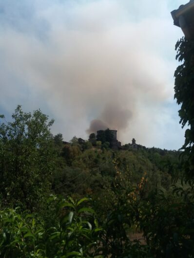 Incendio boschivo a Mornese: dopo settanta lanci di acqua dai canadair le fiamme restano estese