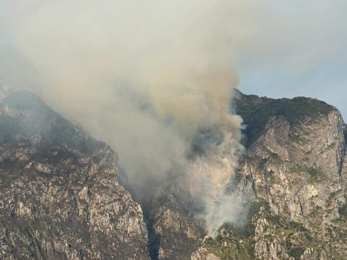 Incendio boschivo a Mornese: dopo settanta lanci di acqua dai canadair le fiamme restano estese