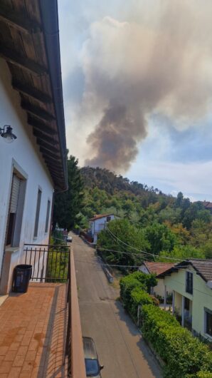 Incendio boschivo a Mornese: dopo settanta lanci di acqua dai canadair le fiamme restano estese