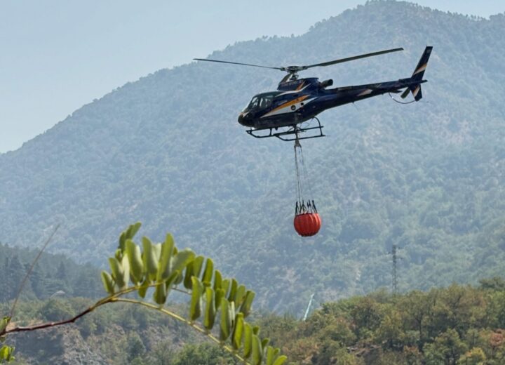Incendio boschivo a Mornese: il vento complica le operazioni di spegnimento