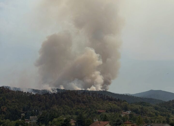 Incendio boschivo a Mornese: focolai in aumento soprattutto sopra i laghi della Lavagnina