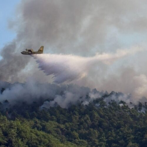 Incendio boschivo a Mornese: in volo un secondo canadair. Ripristinata la viabilità con mezzi cingolati